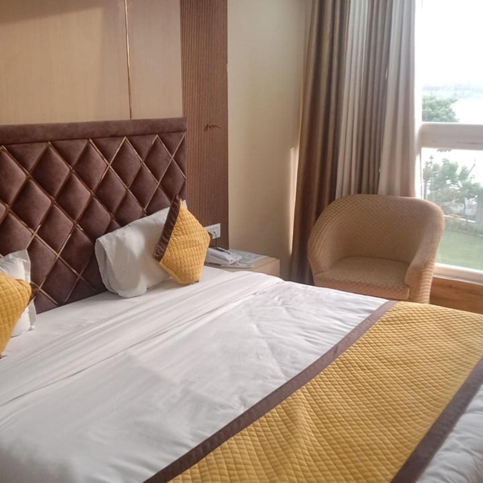 Hotel Lake View Grand Лакхнау Экстерьер фото