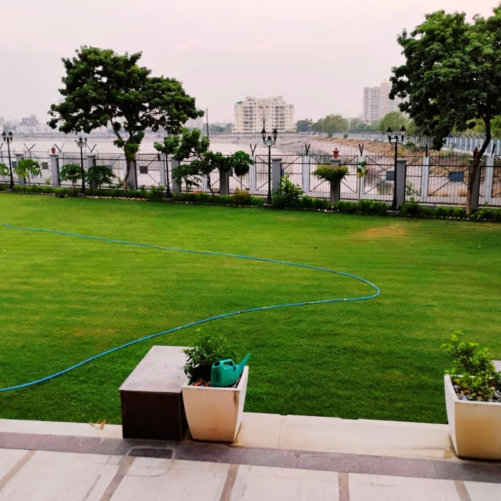 Hotel Lake View Grand Лакхнау Экстерьер фото