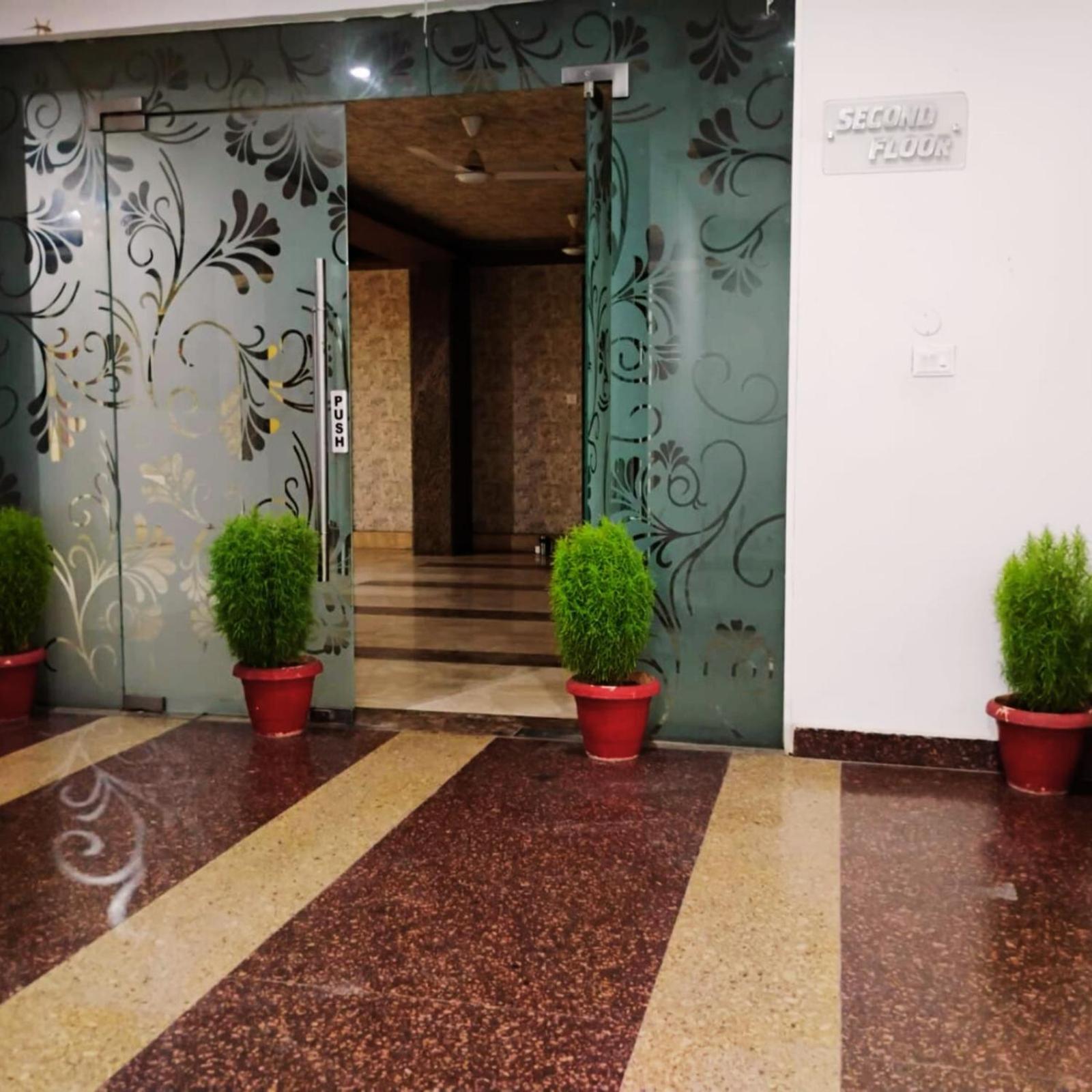 Hotel Lake View Grand Лакхнау Экстерьер фото