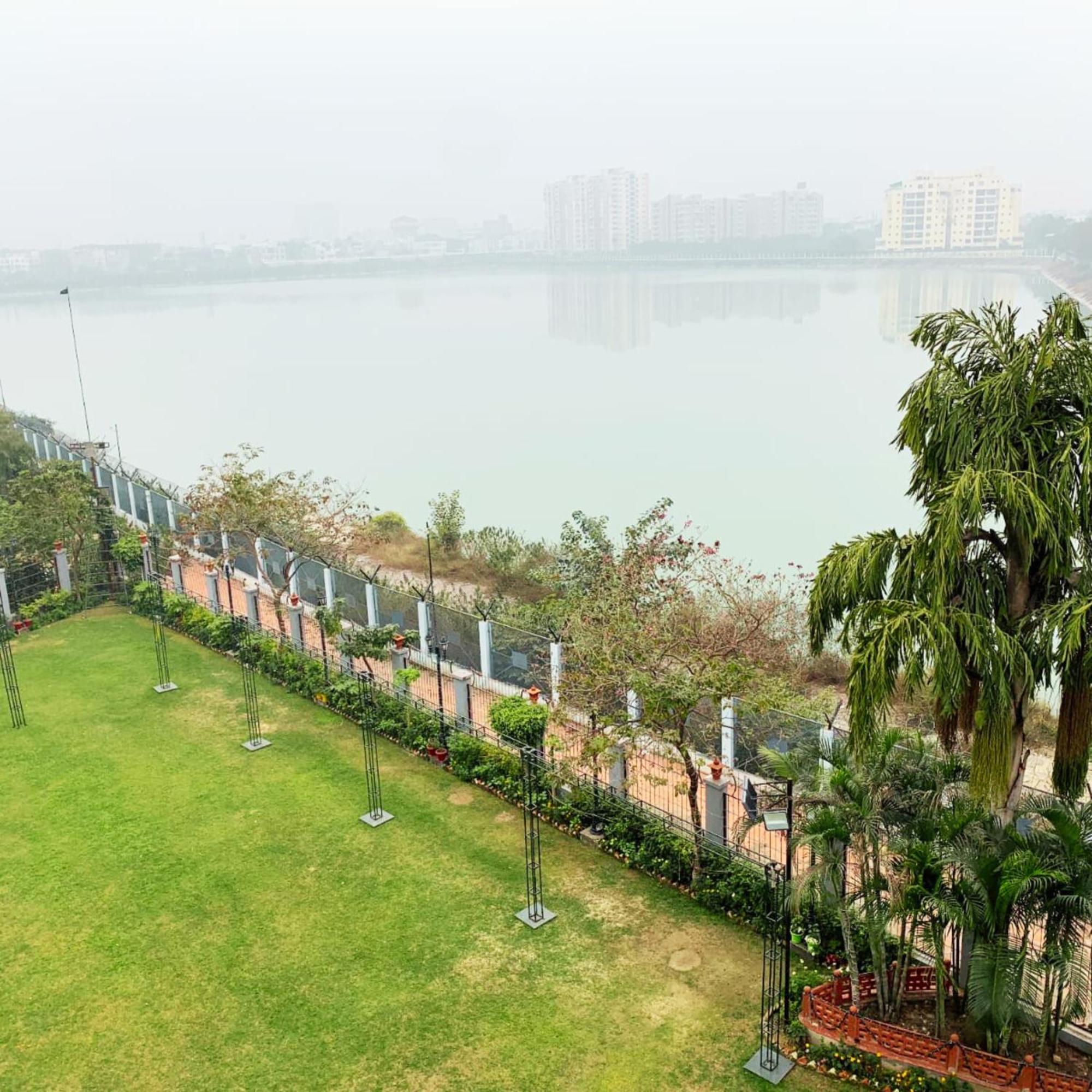 Hotel Lake View Grand Лакхнау Экстерьер фото